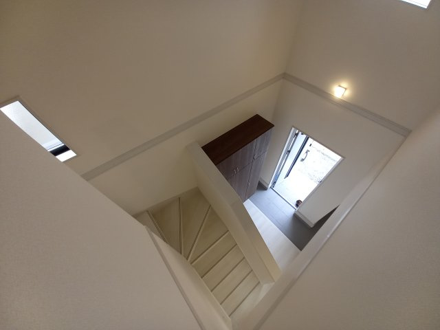 那珂市瓜連　4期の内装|階段部分が吹き抜けになっており、明るく開放感がございます♪