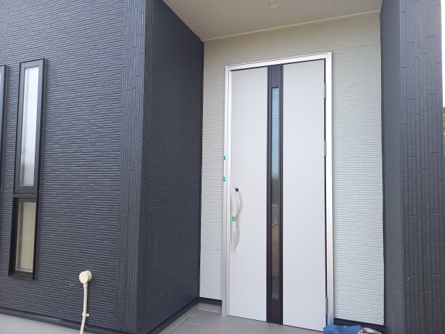 那珂市瓜連　4期の玄関|エントランスです。帰りたくなる家、住む幸せ、ご見学の際はお問合せ下さい。心よりお待ちしております～。