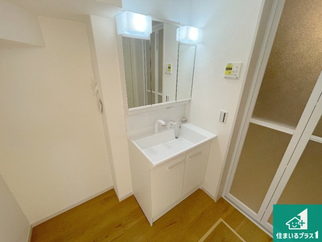 京都市伏見区醍醐柿原町　第1期　新築一戸建ての独立洗面台|清潔感のある洗面台です。フラットな鏡は掃除がしやすく毎日清潔！鏡裏には収納があるのでスッキリとした洗面台が保てます。