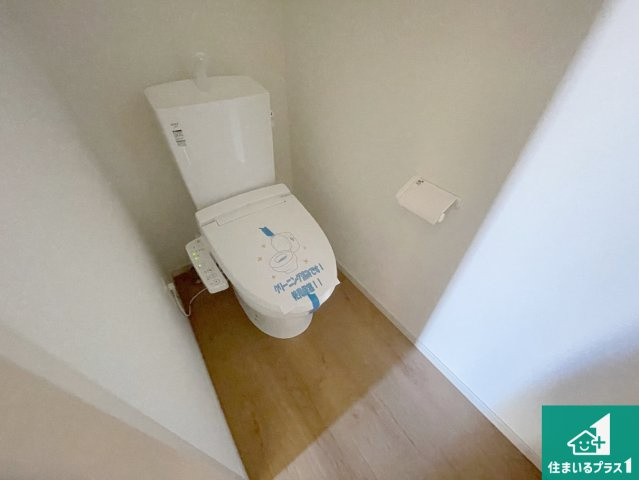 京都市伏見区醍醐柿原町　第1期　新築一戸建てのトイレ|1・2階の2ヶ所にあるので、朝の忙しい時間の順番待ちもなく、深夜の利用にも大変便利です。