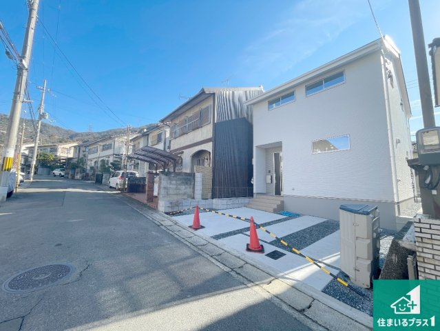 京都市伏見区醍醐柿原町　第1期　新築一戸建ての前面道路含む現地写真|周辺は閑静な住宅街！前面道路広々で車の出し入れも便利です。駐車が苦手な方でも安心して車庫入れできます！