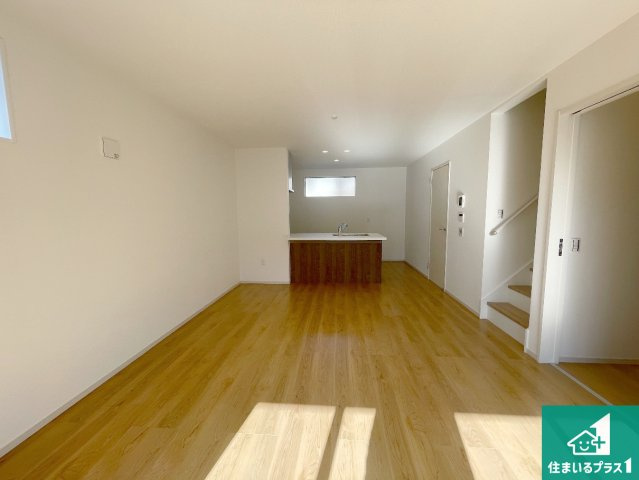 京都市伏見区醍醐柿原町　第1期　新築一戸建ての居間・リビング|日当たり良好の明るいリビングで朝の目覚めもスッキリできそう！対面キッチンでご家族のコミュニケーションも自然と増える設計！小さなお子様が遊ぶスペースを作っても広々とくつろげるLDK！