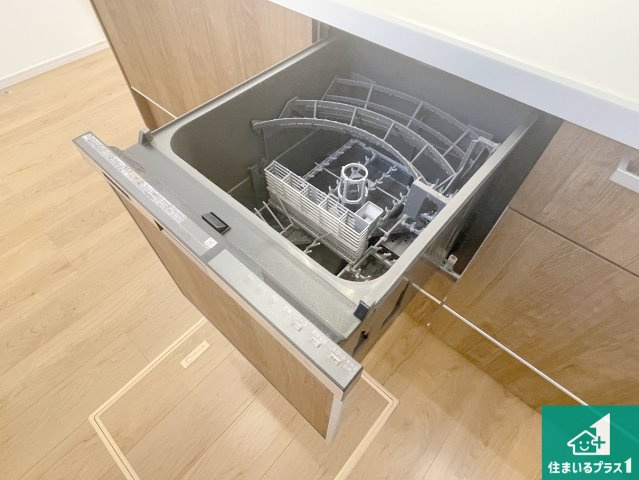 京都市伏見区醍醐柿原町　第1期　新築一戸建ての設備|食事後の一仕事、食器洗いをボタン一つでお任せできちゃいます！場所を取らないビルトイン式なので、お料理スペースもしっかり確保！