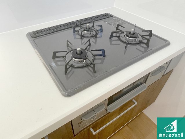 京都市伏見区醍醐柿原町　第1期　新築一戸建ての設備|ダブル高火力Ｓｉセンサー付きコンロ！３口あるので、まとめて料理をする時も大活躍！
