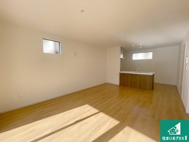 京都市伏見区醍醐柿原町　第1期　新築一戸建ての居間・リビング|日当たり良好の明るいリビングで朝の目覚めもスッキリできそう！対面キッチンでご家族のコミュニケーションも自然と増える設計！小さなお子様が遊ぶスペースを作っても広々とくつろげるLDK！