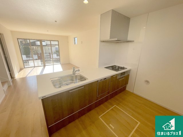 京都市伏見区醍醐柿原町　第1期　新築一戸建てのキッチン|リビングと統一感があり、使い勝手のいいキッチン。広々としているので、二人並んで作業が出来ちゃいます。お子様と一緒に色々なお料理に挑戦できるスペースがあります。