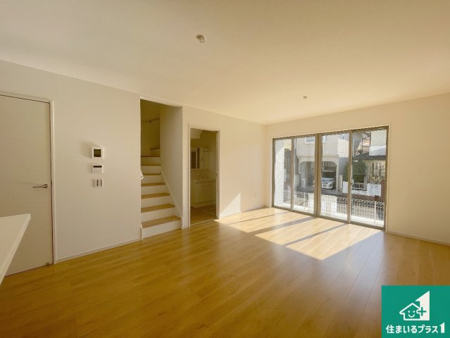 京都市伏見区醍醐柿原町　第1期　新築一戸建ての居間・リビング|シンプルなリビングは、観葉植物等のインテリアを楽しめますね！パパ好みにも、ママ好みにも家具次第で雰囲気を変えることができます！