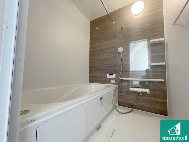 京都市伏見区醍醐柿原町　第1期　新築一戸建ての浴室|足をゆったり伸ばして寛げる浴槽です。窓が設けられていますので差し込む光が明るく穏やかな雰囲気にしてくれます♪浴室乾燥機も設置しているので、雨の日の洗濯物も安心です♪