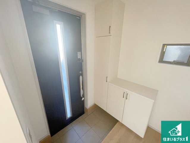 京都市伏見区醍醐柿原町　第1期　新築一戸建ての玄関|シューズボックスにはたくさんの靴が収納できるので玄関周りはいつもスッキリ！ご家族が増えても安心！