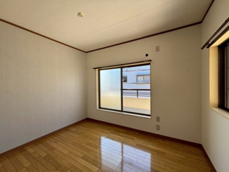 【洋室】 | 池田下町　中古戸建 | 【洋室】穏やかな光が差し込む室内には、穏やかな時間が流れます。休日には、落ち着いた空間で自分の趣味を楽しむのはいかがですか。