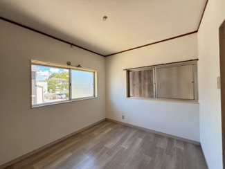 【洋室】 | 池田下町　中古戸建 | 全居室２面採光ですので、明るく風通しの良い室内に気持ちも明るくなりますね
