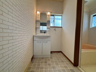 【洗面所】 | 池田下町　中古戸建 | 【トイレ】温水便座洗浄便座ですので、寒い日も温かい便座で安心して使用していただけますよ！