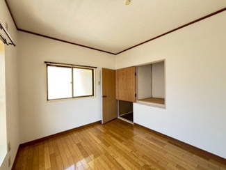 【洋室】 | 池田下町　中古戸建 | 【洋室】綺麗な壁で室内が明るくなりますね！爽やかな気分でお過ごしいただけますよ☆