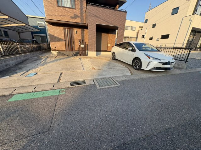 朝日町4丁目戸建の駐車場