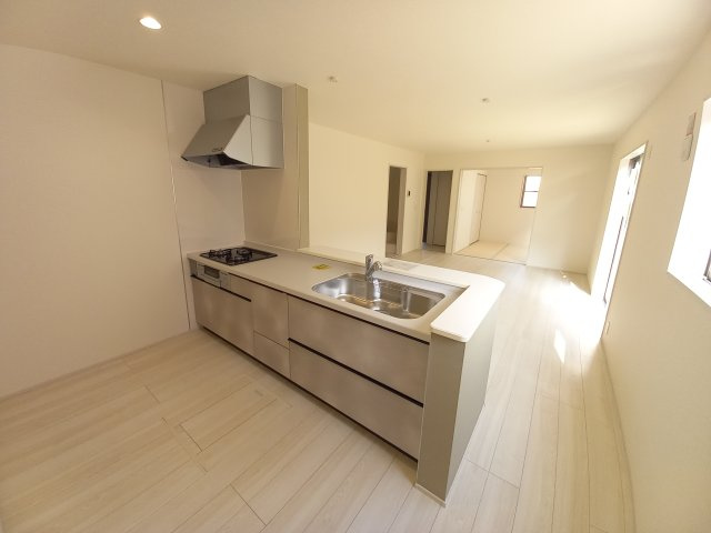 常陸太田市馬場町　3期のキッチン|同施工キッチンから見たリビングです。リビングは家族皆が集まる場所～家族会議からお子様の日々の成長を感じれる場所です。