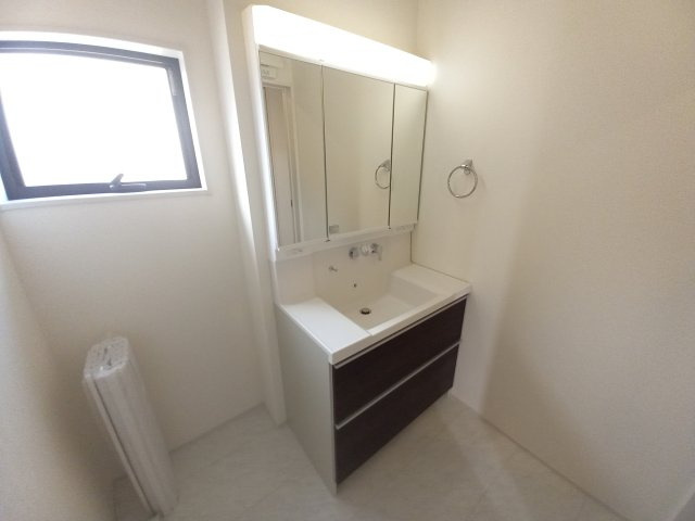 常陸太田市馬場町　3期の独立洗面台|同施工洗面です。シャワー付き三面台ワイドな三面鏡～収納も充実～忙しい朝には心強いです～！！