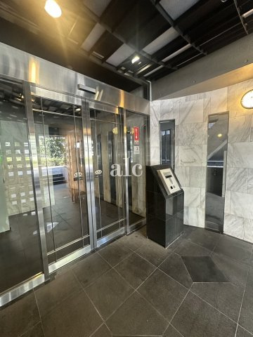 新宿区大久保１丁目の賃貸マンションのエントランス