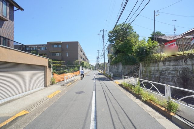 碑文谷４　土地の前面道路含む現地写真|西側　公道　幅員約8.0m　接道約16.7m