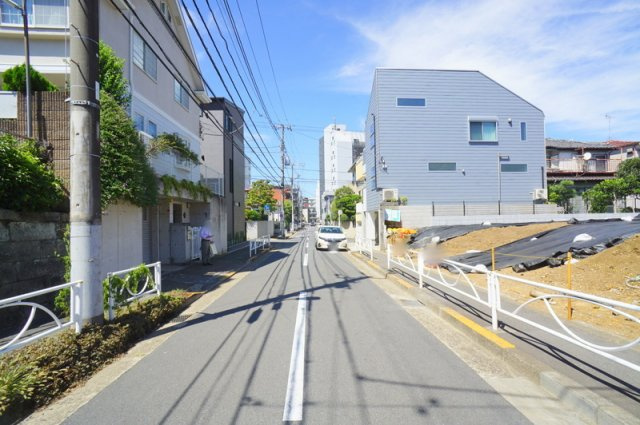 碑文谷４　土地の前面道路含む現地写真|西側　公道　幅員約8.0m　接道約16.7m