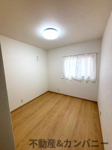 堀江町の新築のおうちNo.6　松山市堀江町新築戸建の洋室|明るい洋室です