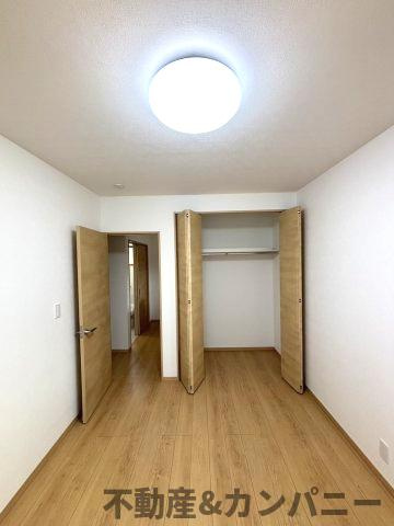 堀江町の新築のおうちNo.6　松山市堀江町新築戸建の洋室|こちらの居間で趣味の時間をお楽しみください