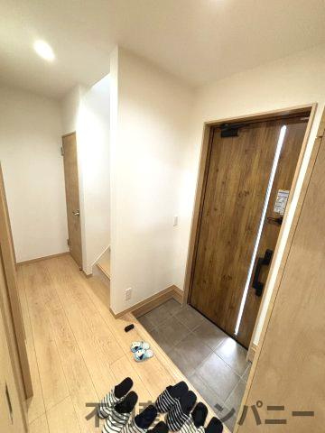 堀江町の新築のおうちNo.6　松山市堀江町新築戸建の玄関|きれいな玄関です