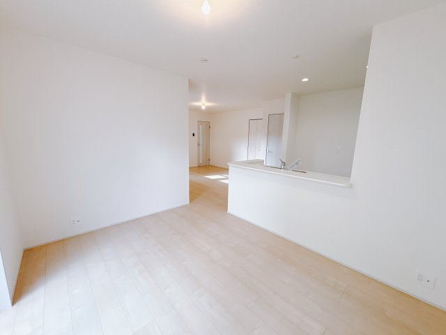 【LiveleGarden】宇都宮越戸町　限定1邸の居間・リビング|〇1階・19帖リビング〇
対面式キッチンの前方はダイニングスペース。
ご家族とお話ししながらお料理が出来ます！
※2025年12月撮影