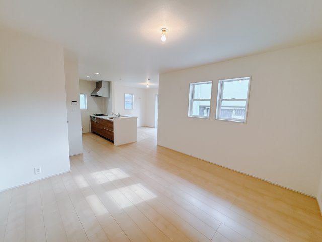 【LiveleGarden】宇都宮越戸町　限定1邸の居間・リビング|〇1階・19帖リビング〇
ご家族みんながゆったりくつろげる広々リビング。ゆとりある空間が、日常を心地よいひとときに変えてくれます。
※2025年12月撮影