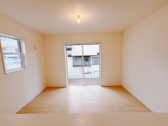 【LiveleGarden】宇都宮越戸町　限定1邸の居間・リビング|〇1階・19帖リビング〇
キッチンからはお庭を見渡せます。お子様が遊ぶ風景やガーデニングの様子などを愛でながらお料理が可能です♪
※2025年12月撮影