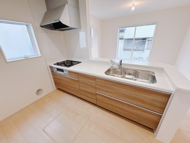 【LiveleGarden】宇都宮越戸町　限定1邸のキッチン|キッチンからリビングを見渡すことができ、家事をしながらお子様がお友達と遊んでいる様子や、宿題をしている様子を見守ることができます♪
※2025年12月撮影