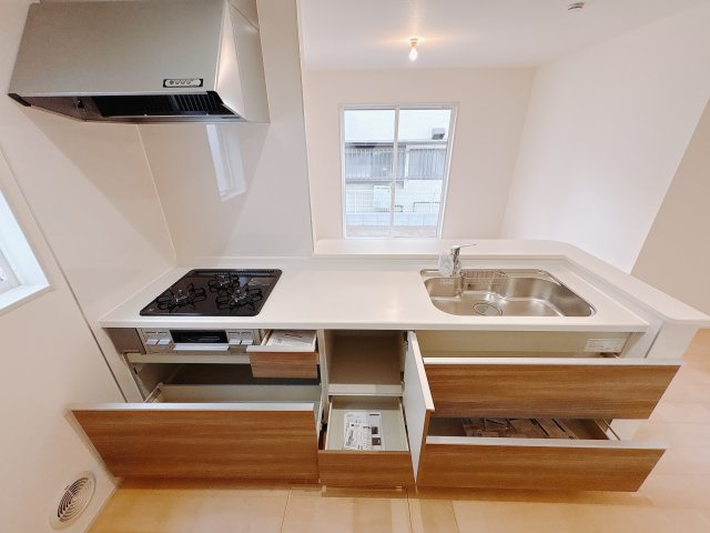 【LiveleGarden】宇都宮越戸町　限定1邸のキッチン|スッキリとしたデザインで収納力たっぷり！増えがちな調理器具やカトラリー、かさ張るタッパーやお弁当箱など、もう収納場所に困る事はありません！
※2025年12月撮影