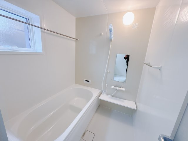 【LiveleGarden】宇都宮越戸町　限定1邸の浴室|ゆったり空間のバスルーム。毎日のバスタイムがちょっと特別に。浴室乾燥機付きで防カビ効果もあります。
※2025年12月撮影