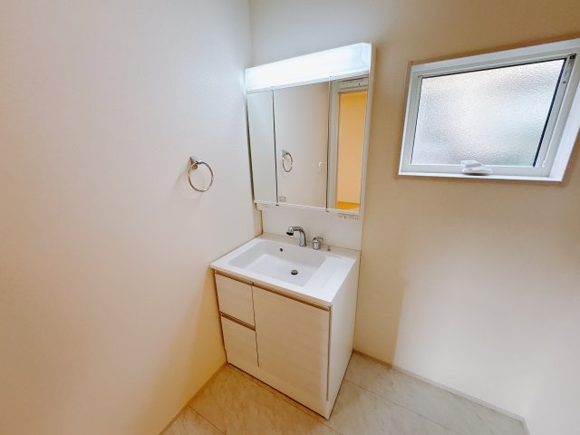 【LiveleGarden】宇都宮越戸町　限定1邸の独立洗面台|鏡裏収納で洗面周りはいつもスッキリ！家族が多くても物が散らからず、見た目も使い心地もワンランク上の空間を実現します。
忙しい朝がぐっと快適になります☆
※2025年12月撮影