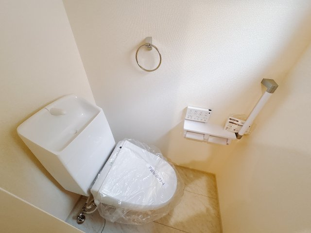 【LiveleGarden】宇都宮越戸町　限定1邸のトイレ|清潔感も使いやすさもばっちり。温水洗浄機能で、トイレ時間がちょっと心地よくなります。
※2025年12月撮影