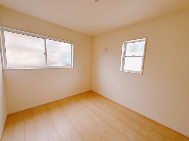 【LiveleGarden】宇都宮越戸町　限定1邸の洋室|〇2階・5.2帖洋室〇
コンパクトながらも使い勝手抜群な広さの洋室です。
家具の配置もしやすく、くつろぎ空間としても作業スペースとしても活躍します。
※2025年12月撮影