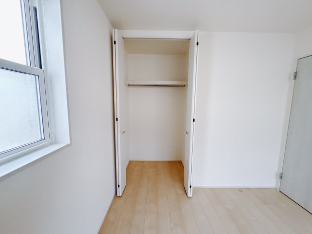 【LiveleGarden】宇都宮越戸町　限定1邸の収納|〇2階・5.2帖洋室〇
使いやすいクローゼット付きですので、洋服や小物をすっきり収納できてお部屋を広く使えます。毎日の身支度も快適です。
※2025年12月撮影