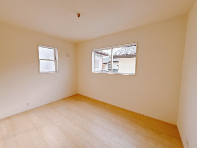 【LiveleGarden】宇都宮越戸町　限定1邸の洋室|〇2階・6.5帖洋室〇
ベッドと机を無理なく置ける、お子様用にちょうどいい広さのお部屋です。
自分だけの時間を大切にできて勉強にも集中できます。
※2025年12月撮影