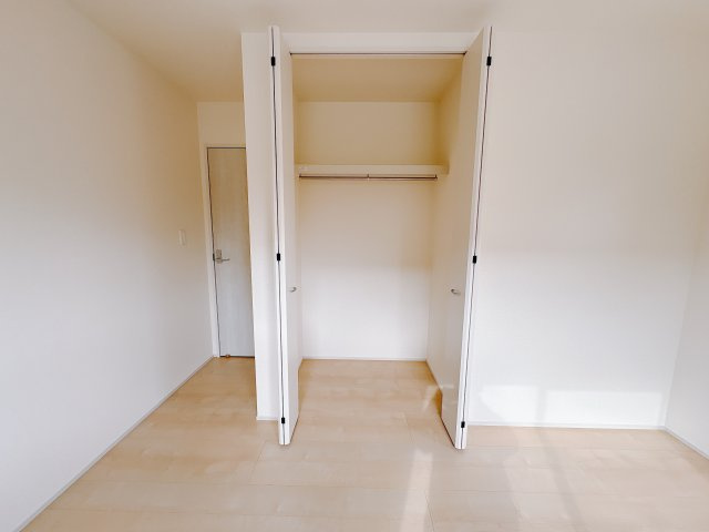 【LiveleGarden】宇都宮越戸町　限定1邸の収納|〇2階・6.5帖洋室〇
全居室便利な収納付き☆しっかり収納して、すっきりとお部屋を使えます。暮らしにちょうどいい収納力です！
※2025年12月撮影