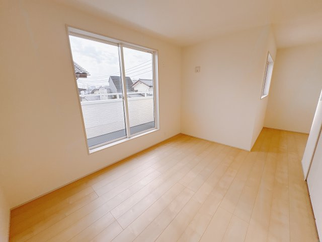 【LiveleGarden】宇都宮越戸町　限定1邸の洋室|〇2階・6帖洋室〇
主寝室から直接出られるバルコニーは、洗濯や空気の入れ替えもスムーズ。
暮らしの動線が整う快適な設計です。
※2025年12月撮影