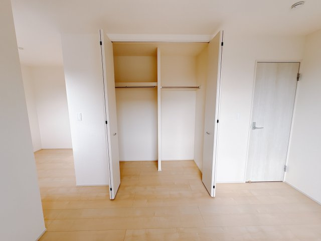 【LiveleGarden】宇都宮越戸町　限定1邸の収納|〇2階・6帖洋室〇
収納力のあるクローゼット。季節の衣類や生活用品もまとめてしまえて、片付けがラクになる嬉しい空間です。
※2025年12月撮影