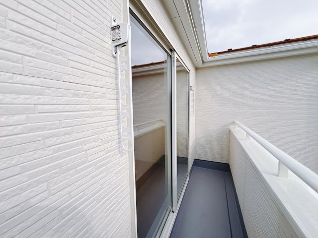 【LiveleGarden】宇都宮越戸町　限定1邸のバルコニー|ちょっと外に出て深呼吸したくなる、そんなちょうどいい広さのバルコニー。
暮らしに自然な開放感を添えてくれます♪
※2025年12月撮影