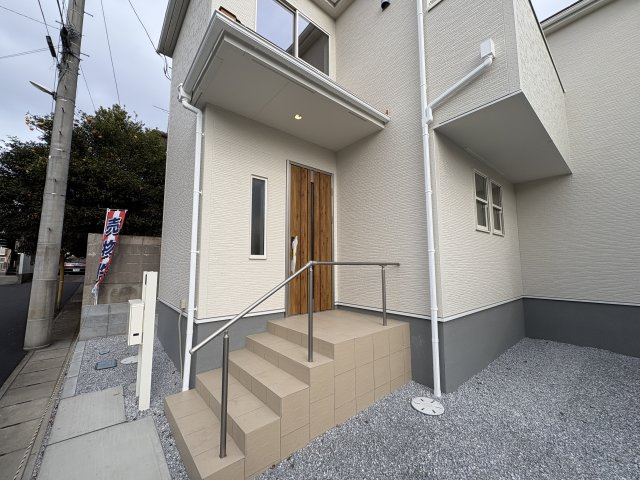 【LiveleGarden】宇都宮越戸町　限定1邸の玄関|前面道路と玄関に段差をつけることで外部からの視線を自然に遮り、プライバシー性を高めます。
※2025年12月撮影