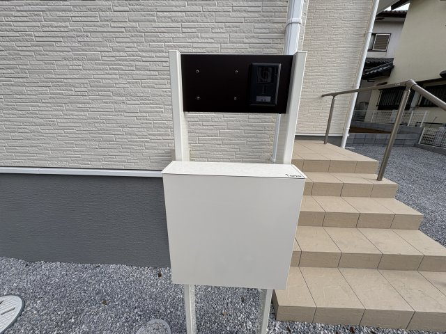 【LiveleGarden】宇都宮越戸町　限定1邸の玄関|お子さまのいるご家庭にも安心！
モニター付きインターホンで、誰が来たかすぐにわかるから、毎日の暮らしがもっと安全になります。
※2025年12月撮影