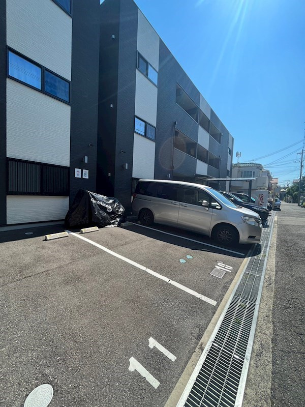 プレジール高取山町B棟の駐車場|車をお持ちの方に嬉しい駐車場付きの物件です