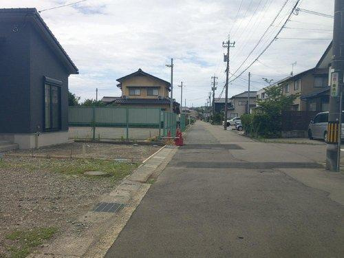 イオンモールかほく向かい（徒歩1分）平屋・駐車3台の前面道路含む現地写真|現地（2025年6月）撮影