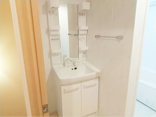 【独立洗面台】 | 朝の身支度に便利なシャワー付き洗面台。