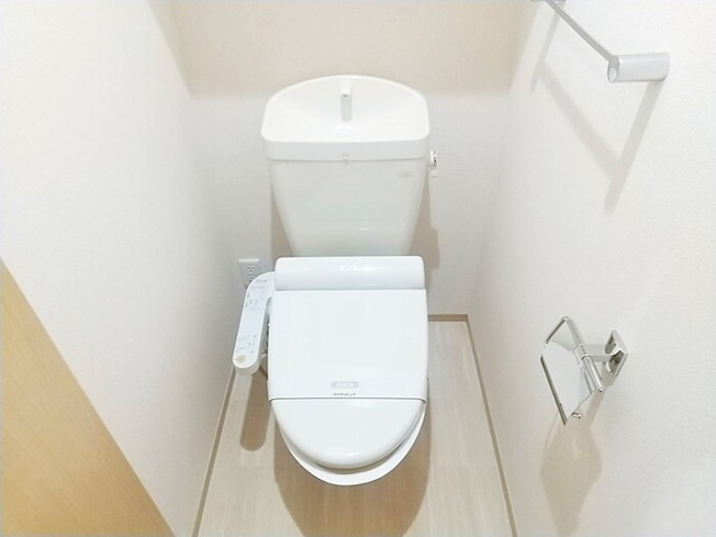 【トイレ】 | 温水洗浄便座完備。