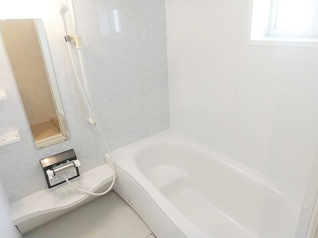 【浴室】 | 大きな一坪風呂です。
もちろん追い焚き機能＆浴室乾燥機完備。