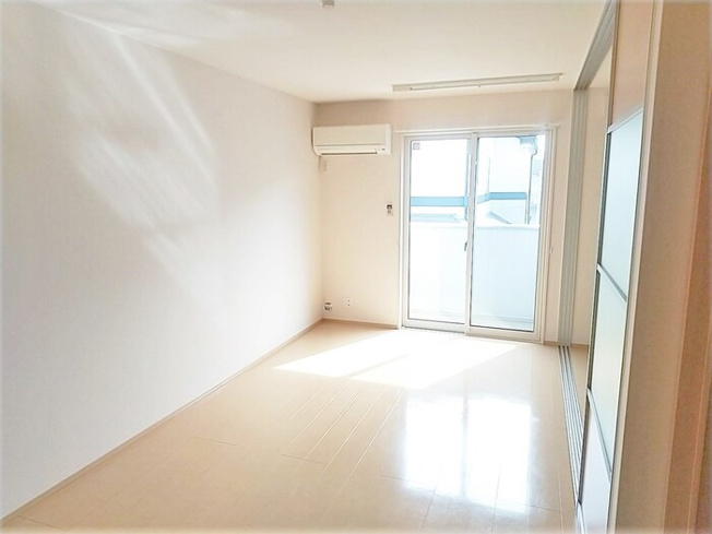 【洋室】 | ホスクリーン・エアコン完備。