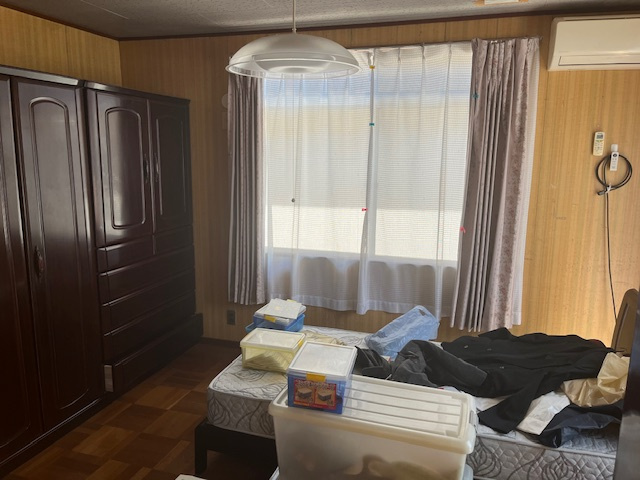 片岡戸建ての洋室|落ち着いた色調の洋室です